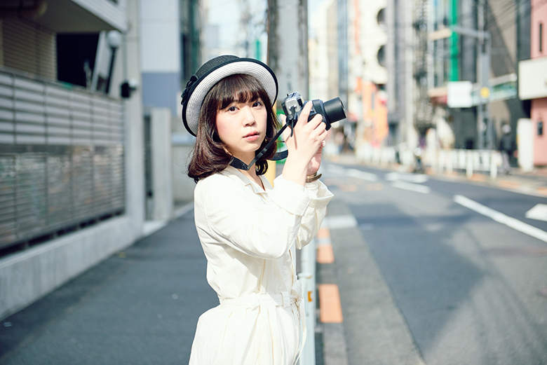永原真夏と一緒に“原宿”でチェキさんぽ。お気に入りの古着屋さんや人気
