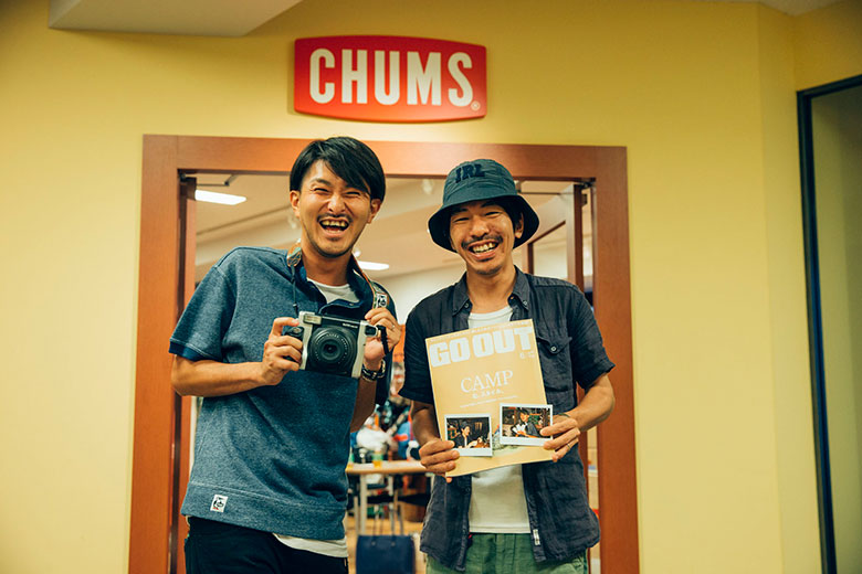 CHUMS×GO OUT対談】アウトドアの達人2人に「チェキワイド×アウトドア 