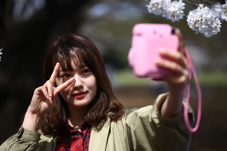 モデルが自撮りのコツを伝授！チェキセルフィーをマスターしよう