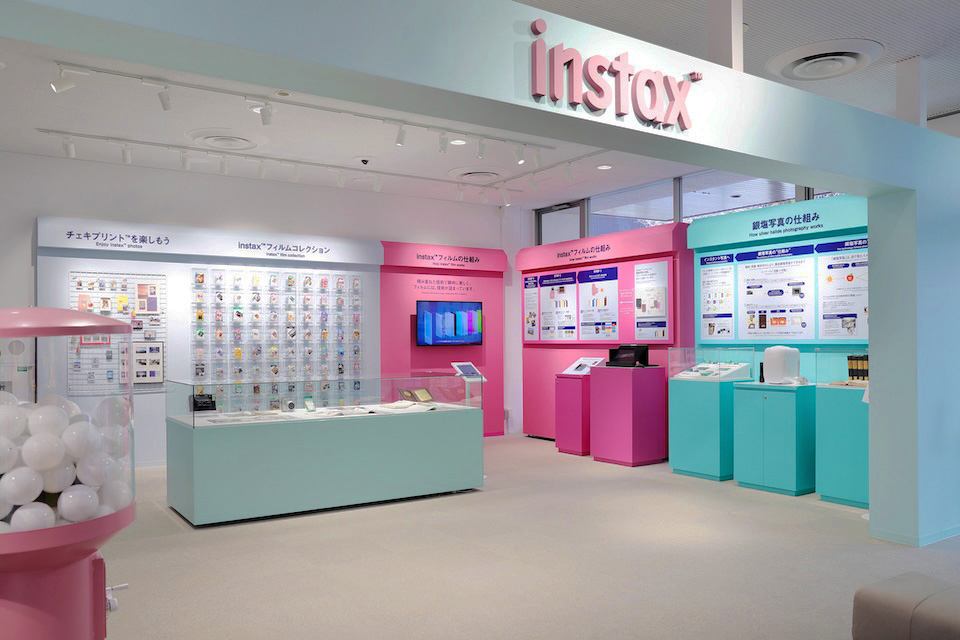 instax™フィルムコレクションやinstax™フィルムの仕組みなどの展示