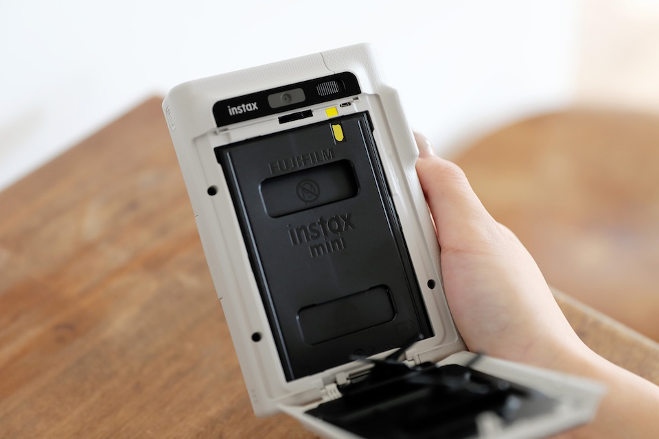 フィルムをセットしている写真