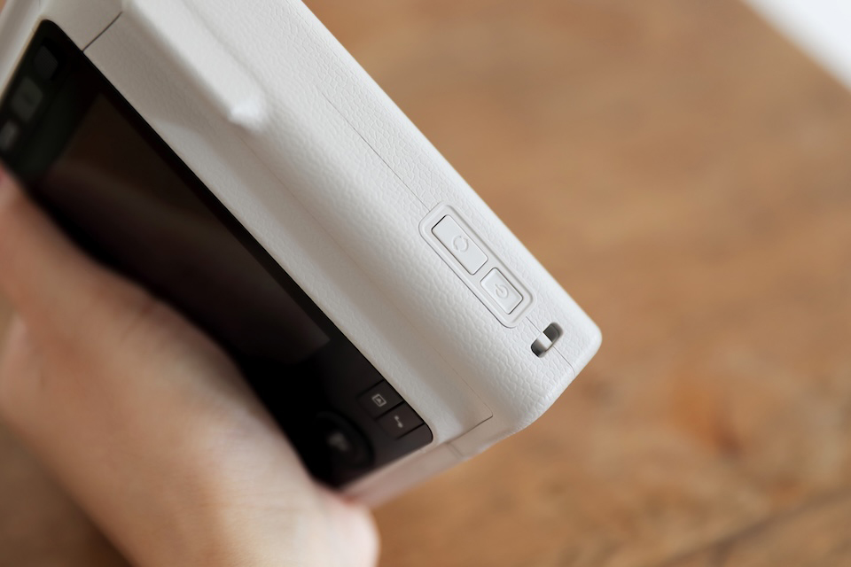 側面の電源ボタンの写真