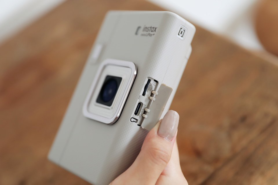 充電ケーブルの差し込み口の写真