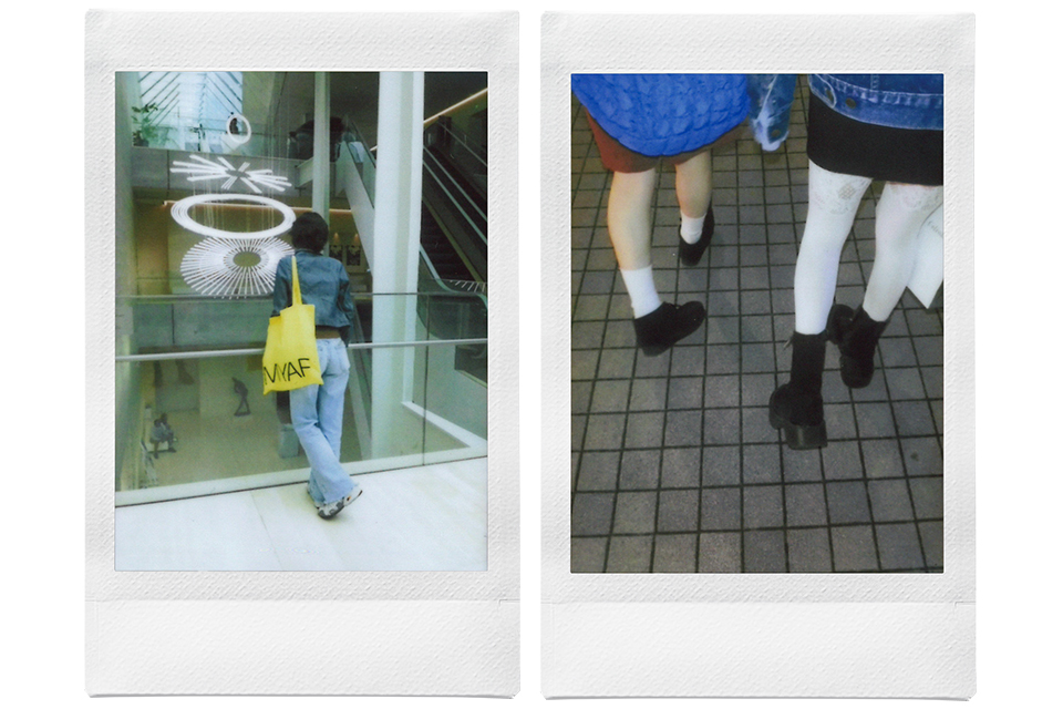 人物の後ろ姿や足元を撮影した2枚のチェキプリント