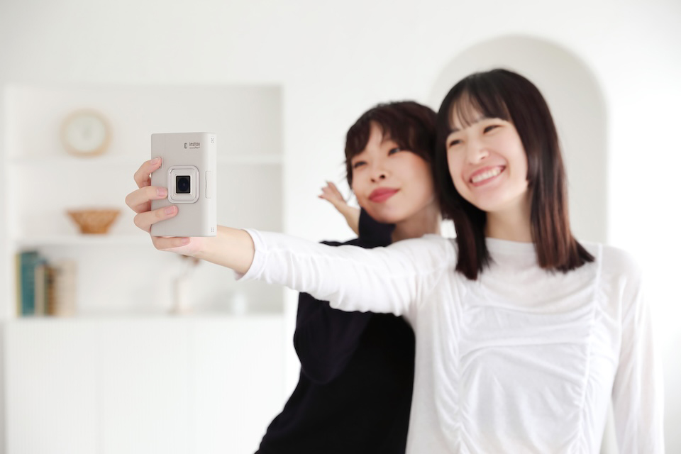 セルフィーを撮影をしている写真