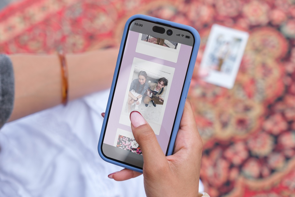 スマホでオリジナルムービーを再生している写真