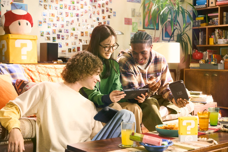 3人でゲームをしている写真