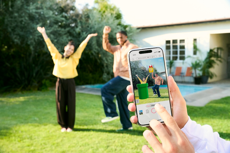 「スーパーマリオ」のアイテムと一緒に撮影している様子