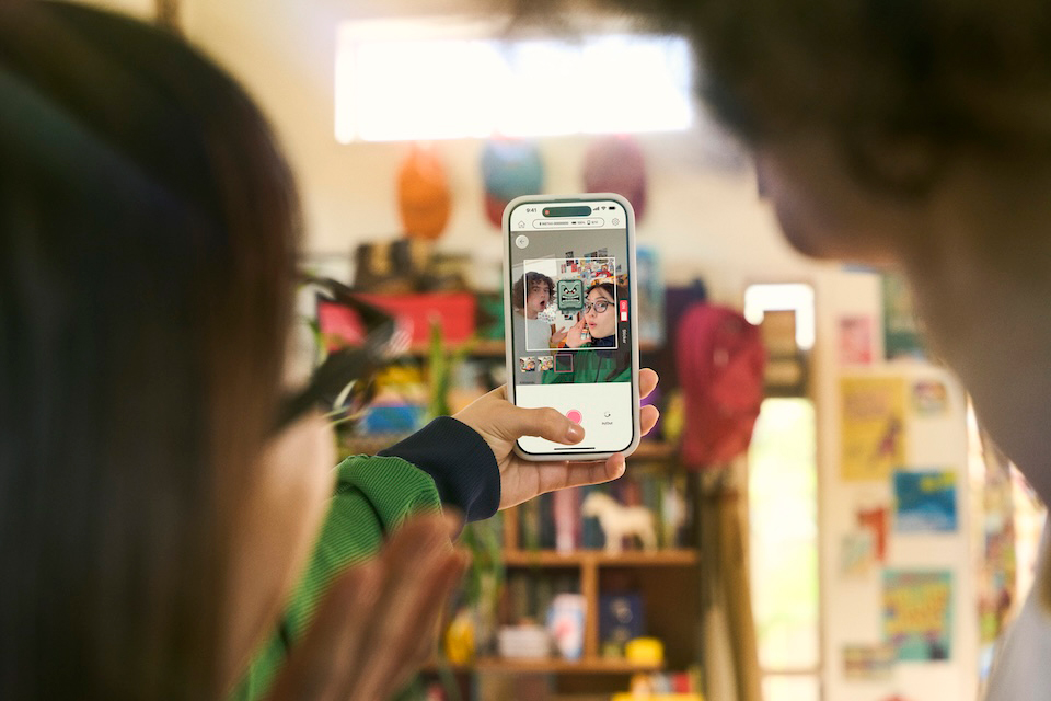 セルフィーを撮影している写真