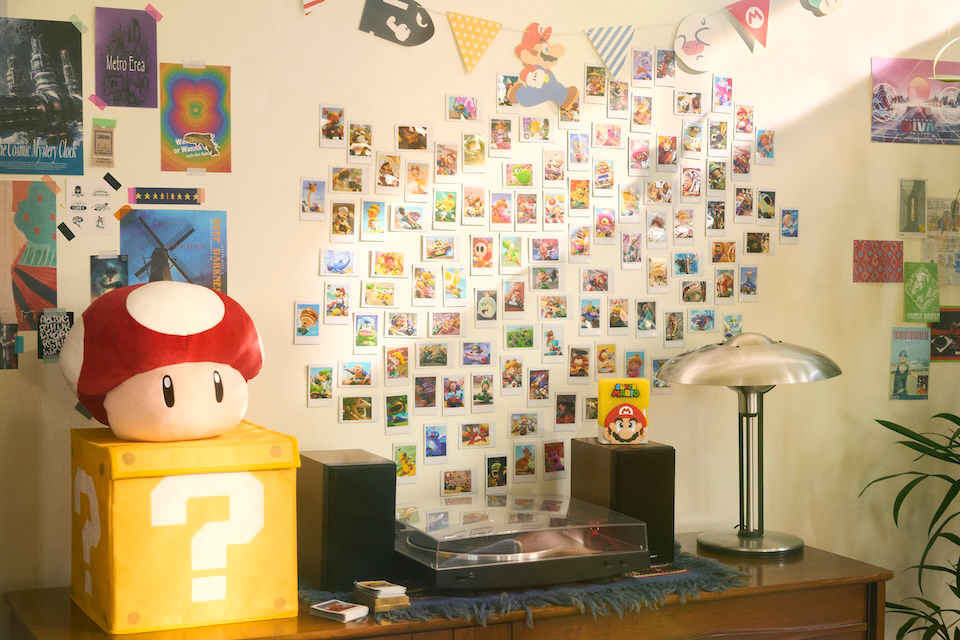 壁に貼られたたくさんのチェキプリント