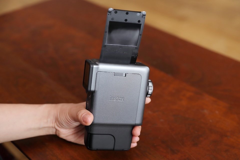 遮光板が排出された写真