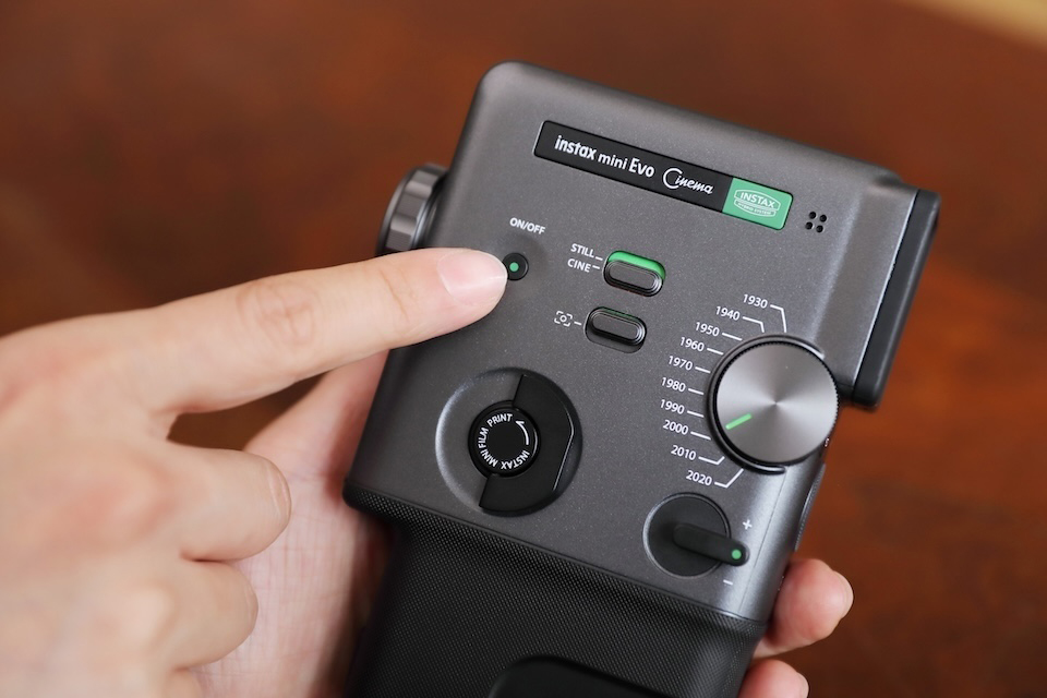 側面の電源スイッチの写真