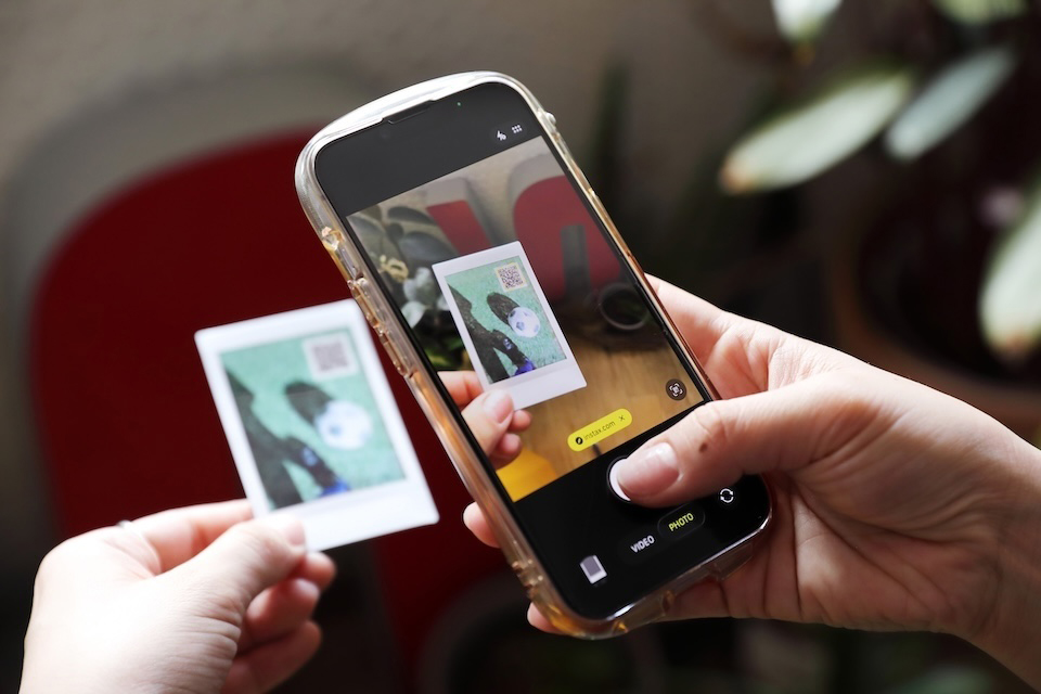 スマホでQRコードを読み取っている写真