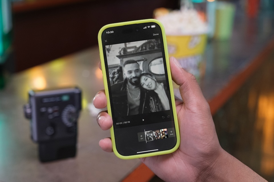 スマホで動画を編集している写真