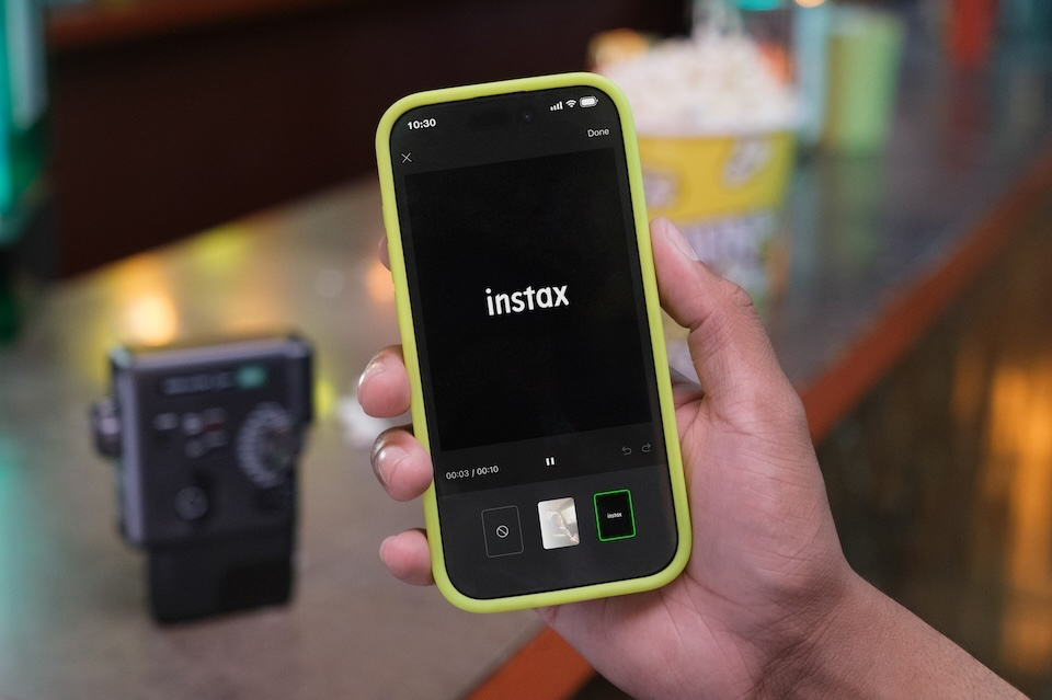 スマホで動画を編集している写真
