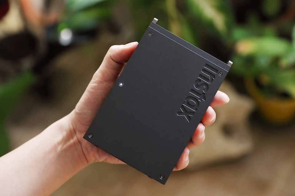 側面の電源ボタンを押している写真