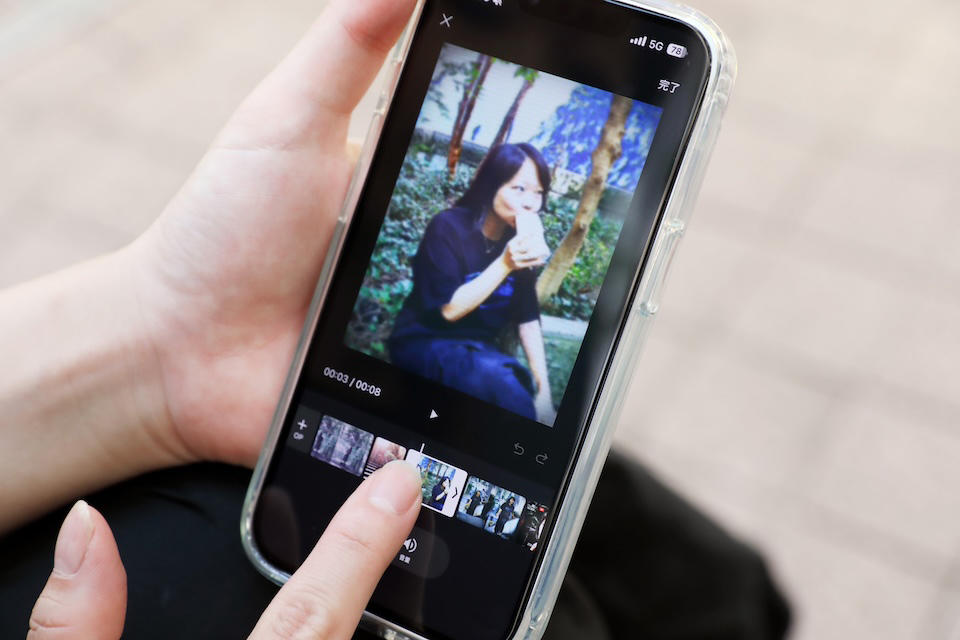スマホで動画を確認している様子