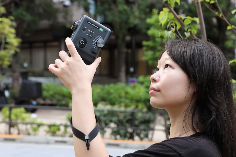屋外で撮影している様子