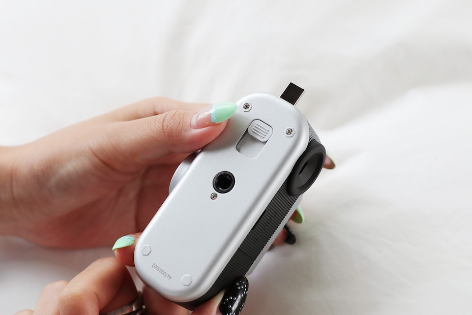 本体底面のUSB Type-C端子ノブ