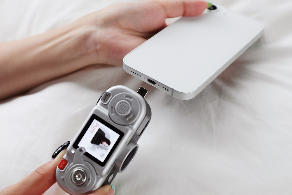 カメラ底面のUSB Type-Cコネクターでスマホに転送