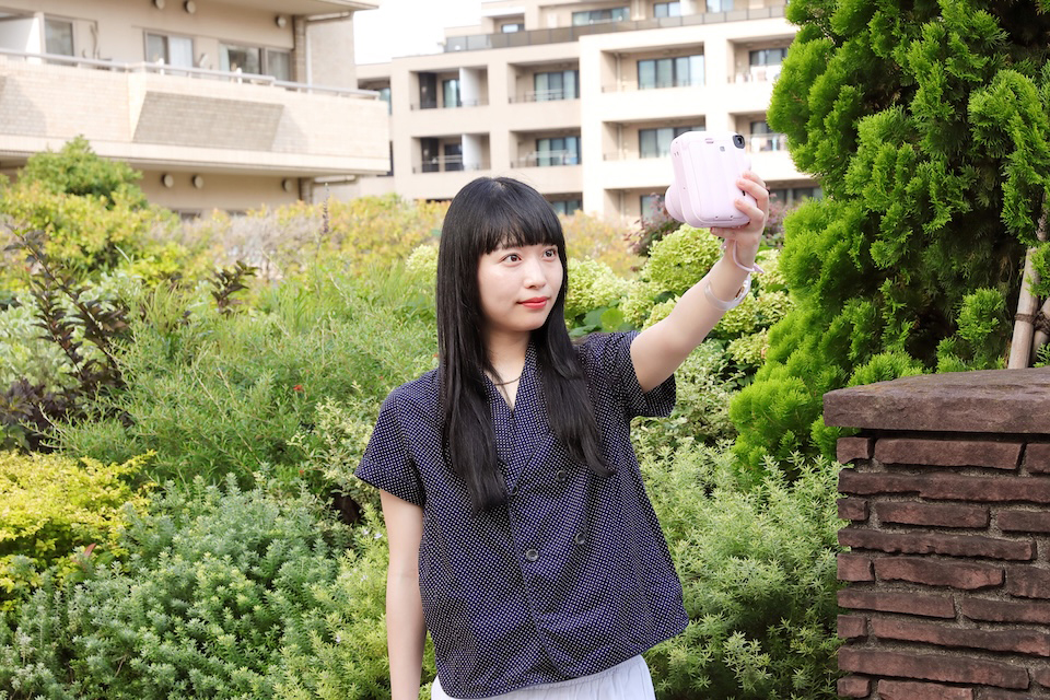 太陽の位置を確認して撮影している様子