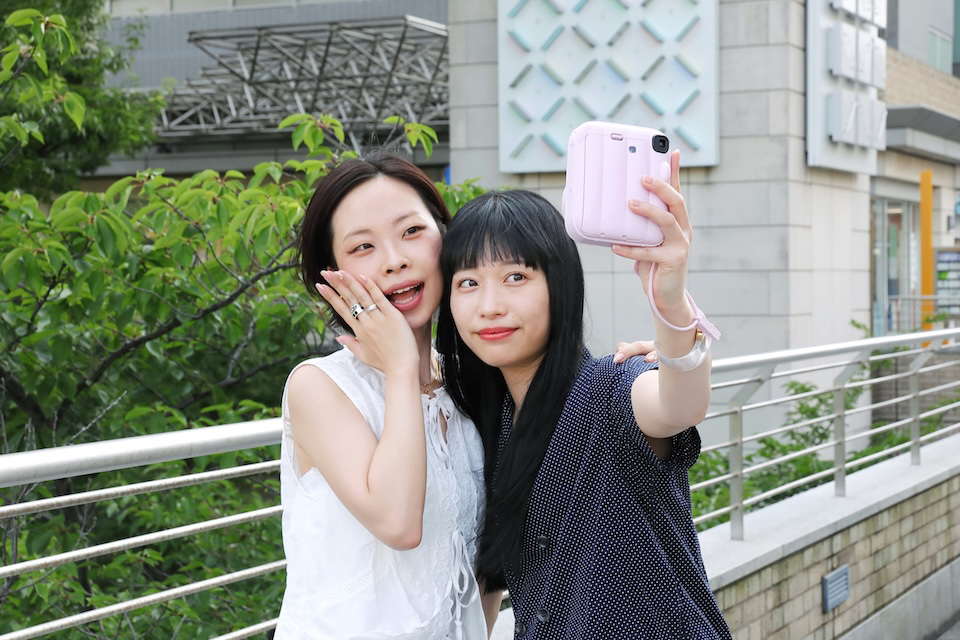 2人でセルフィーを撮影している様子