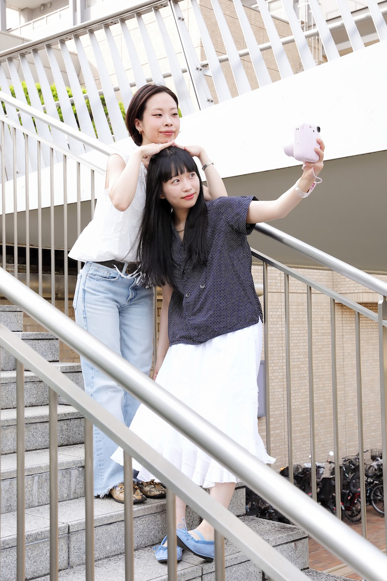 階段を利用して友だちと縦に並んで撮影している様子