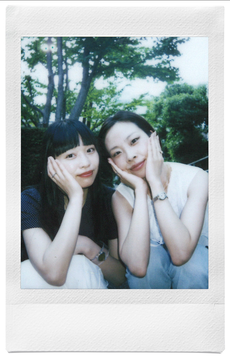 2人でほっぺに手を添えて撮影したチェキプリント