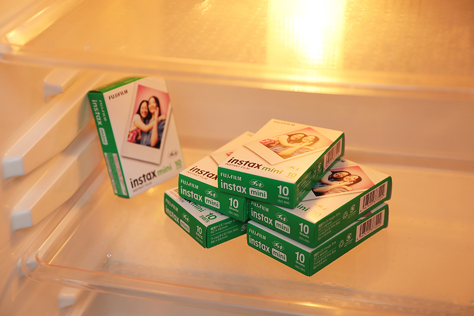 チェキフィルムの入った小箱が冷蔵庫に入っている写真