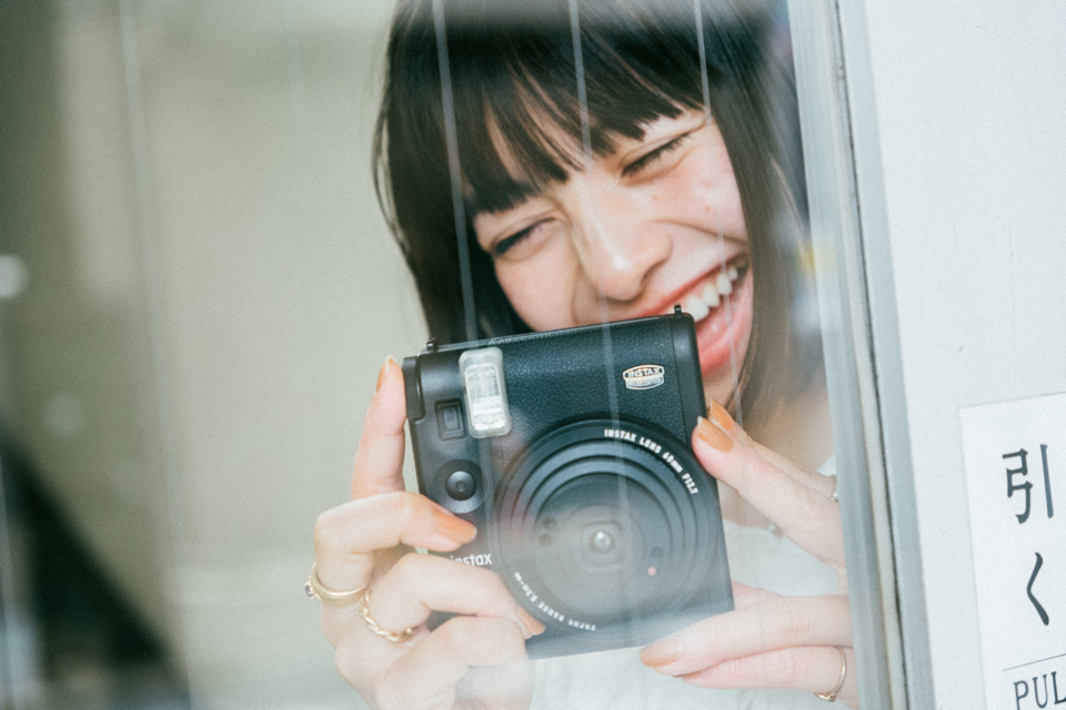 モデル・七海がINSTAX mini 99™で残す“ひとかけらの記憶”。ときめきと好奇心あふれる日常 