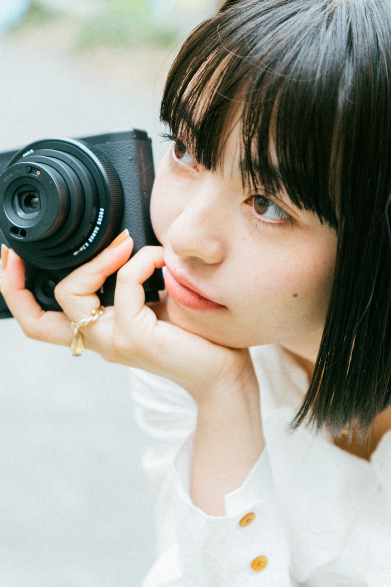 モデル・七海がINSTAX mini 99™で残す“ひとかけらの記憶”。ときめきと好奇心あふれる日常 