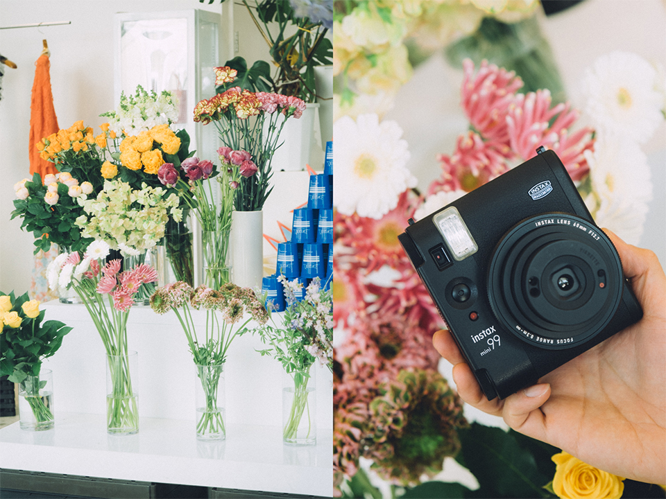 フラワーショップに飾られている花の写真とmini99の写真