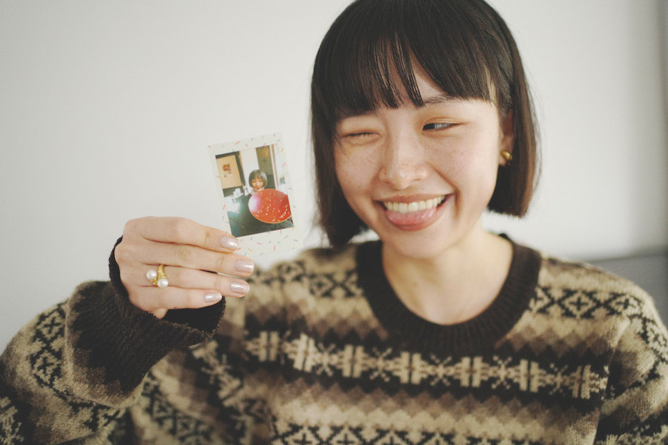 お気に入りのチェキプリント持った瀬戸さんの写真