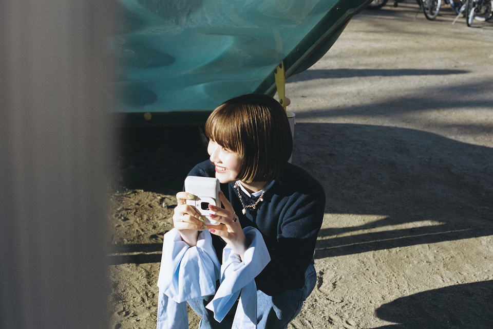 mini Liplayを持ってしゃがんでいるnagomiさんの写真