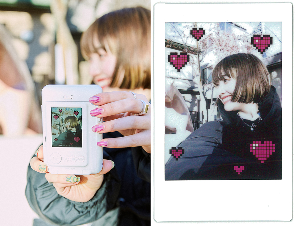 セルフィーを撮影している写真と出来上がったチェキプリント