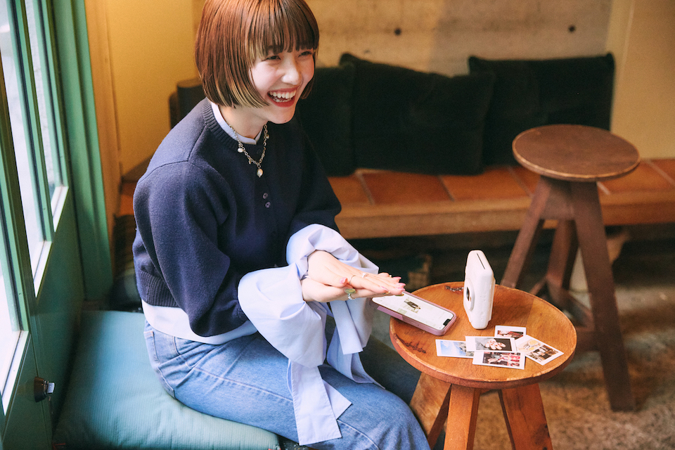インタビューに応えている笑顔のnagomiさんの写真