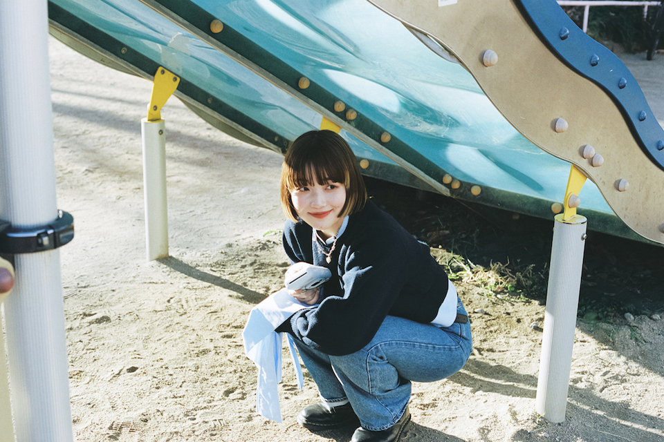 すべり台の下でしゃがんでいるnagomiさんの写真