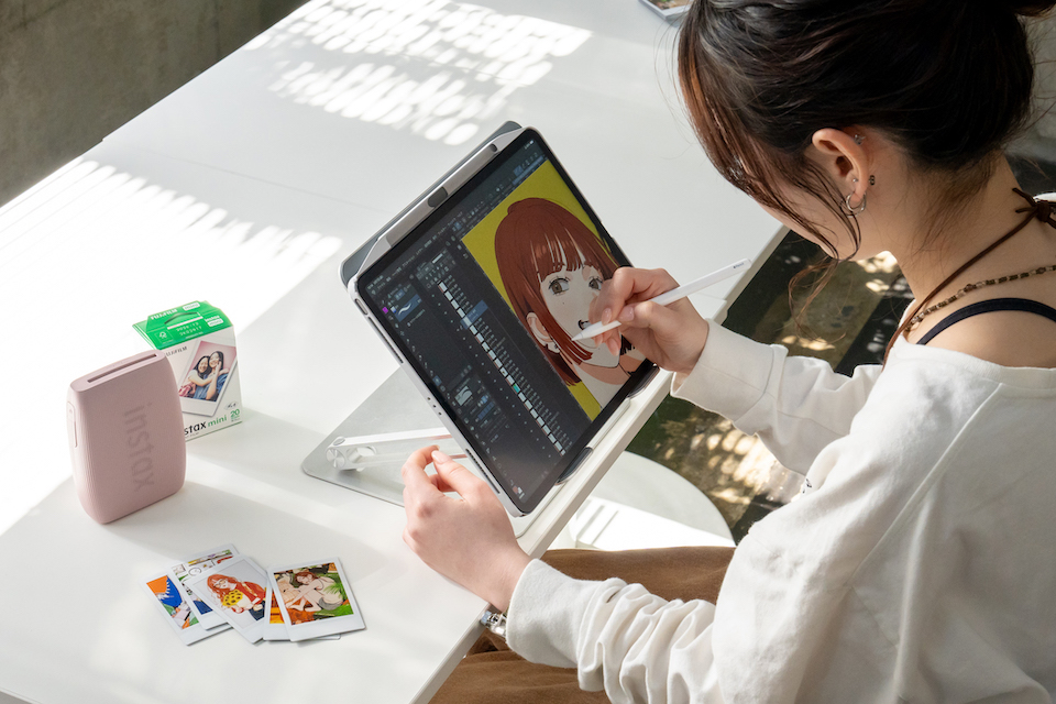 utuさんがイラストを製作している写真