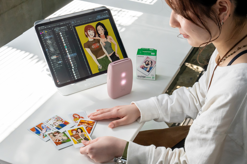 プリント中にレインボーカラーに光っているminiLink3の写真