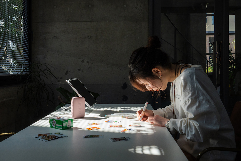 utuさんが落書きをしている写真