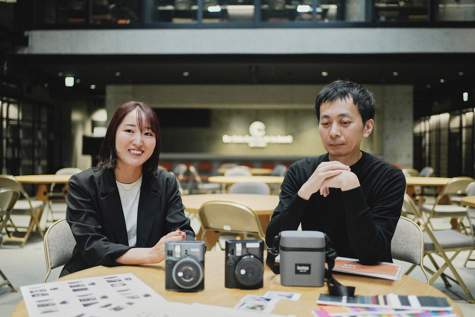 今井さんと兵藤さんがインタビューに答えている写真