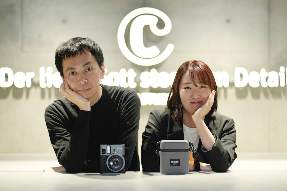 今井さんと兵藤さんの前にmini41本体とケースが置かれている写真