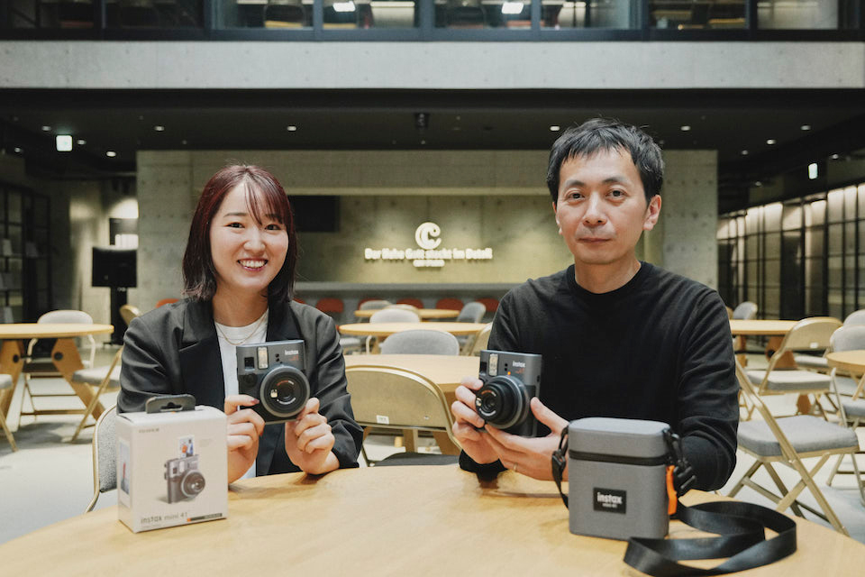 instax mini41の商品企画の今井さんとプロダクトデザイナーの兵藤さんの写真