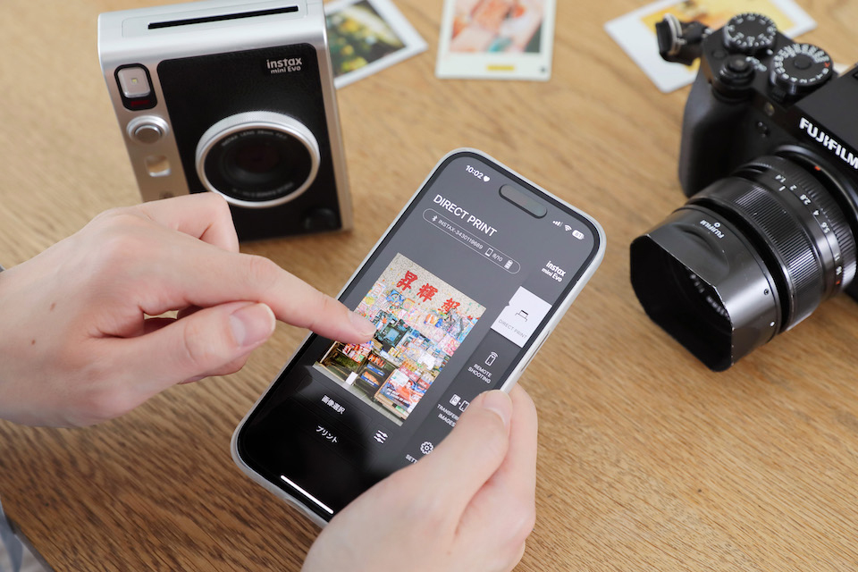 スマートフォンでプリントする画像を選択している写真