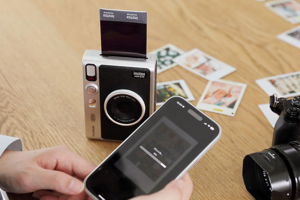 miniEvoからチェキフィルムが排出されている写真