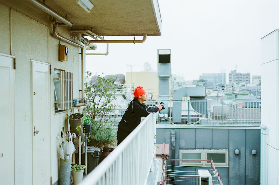 mini41を構えるOTAさんの写真