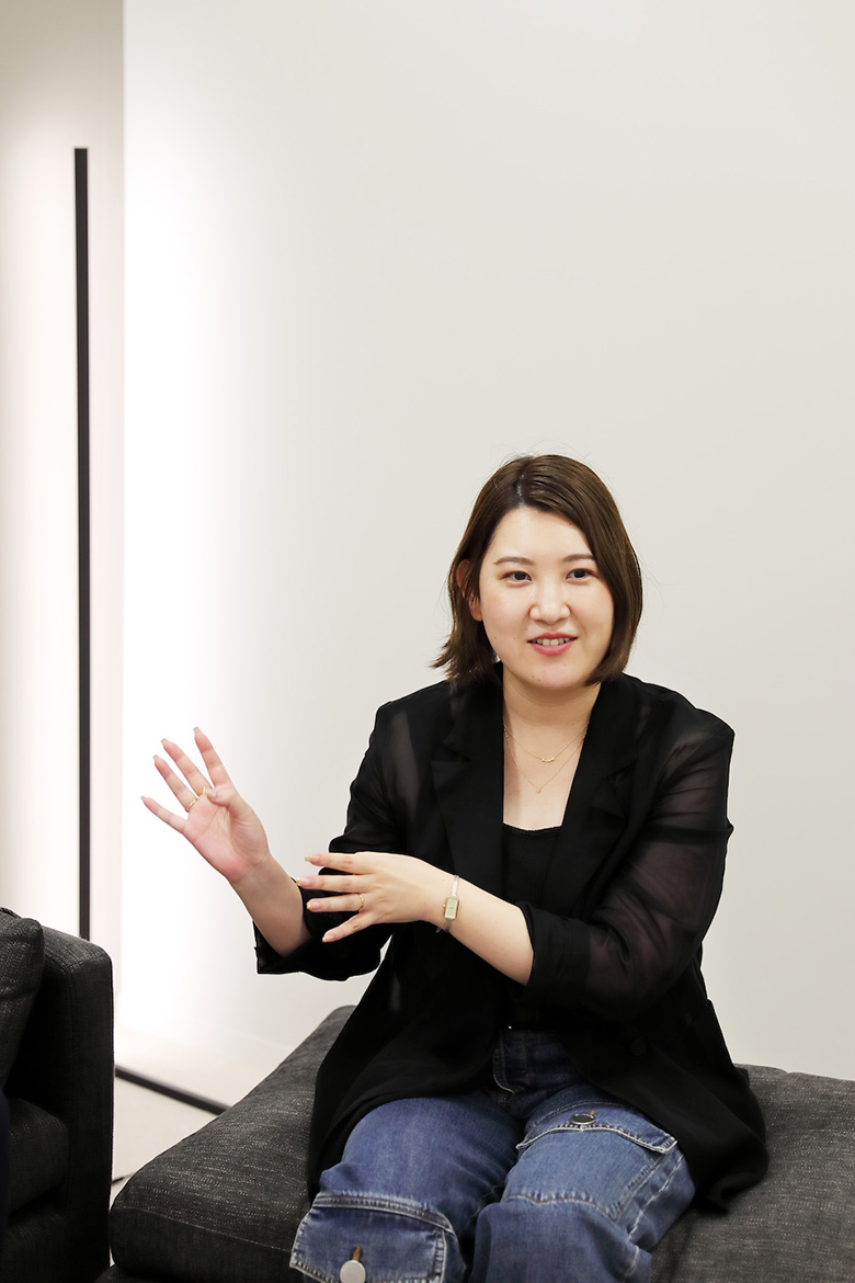 橋本さんがインタビューに答えている様子を撮影した写真