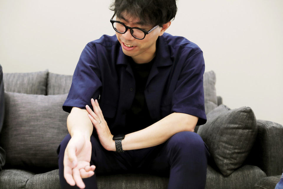 大島さんがインタビューに答えている様子を撮影した写真
