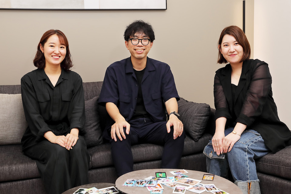 笑顔の今井さん、大島さん、橋本さんを撮影した写真