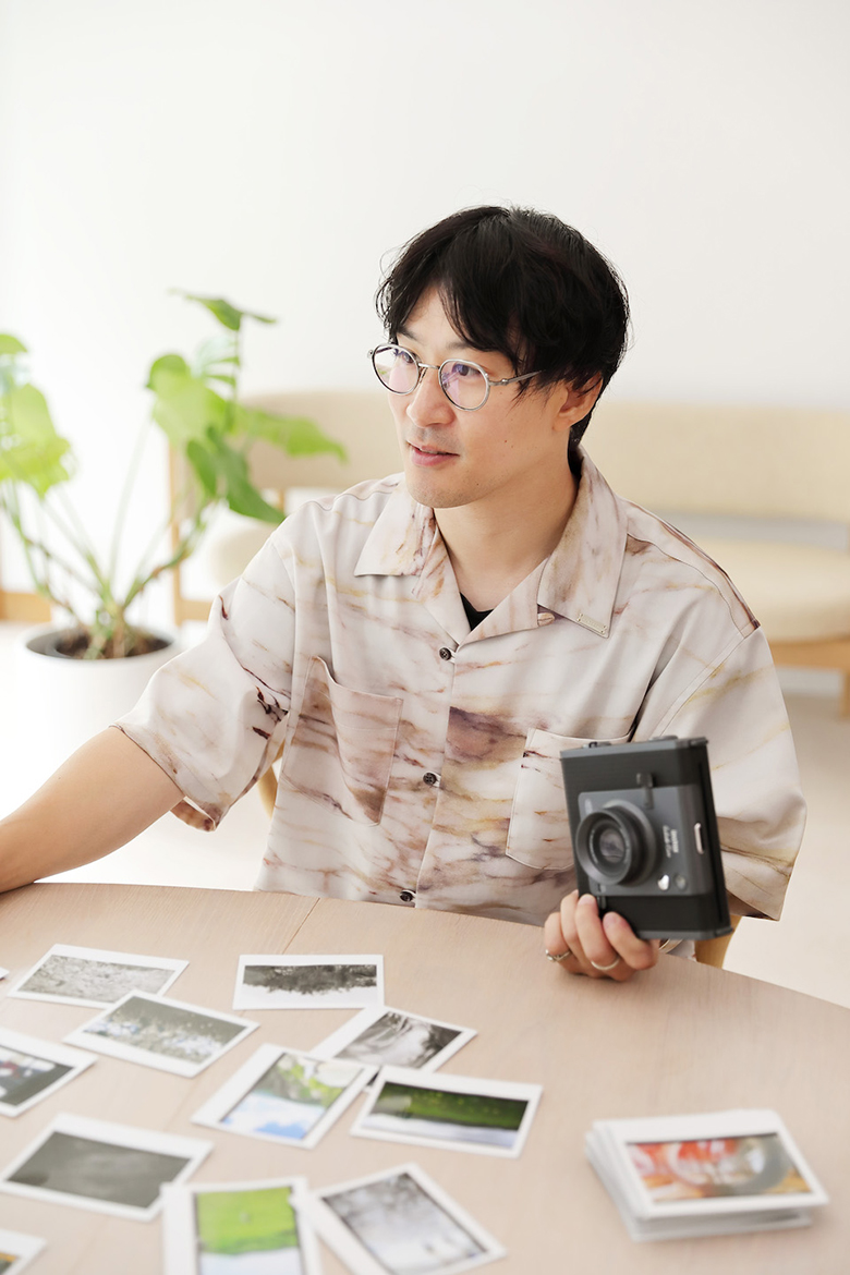 山口さんがインタビューに答えている様子を撮影した写真